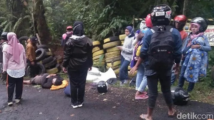 Kecelakaan di jalan arah ke Gunung Ijen akibat rem blong (sumber: detikcom)