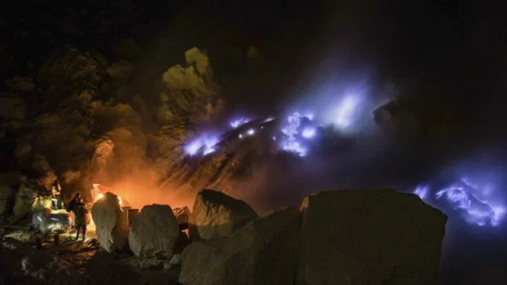 Blue fire di Ijen saat intensitas tinggi (sumber: Dok. Pemkab Banyuwangi)