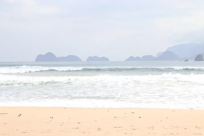 Pantai Pulau Merah dengan pasir putihnya