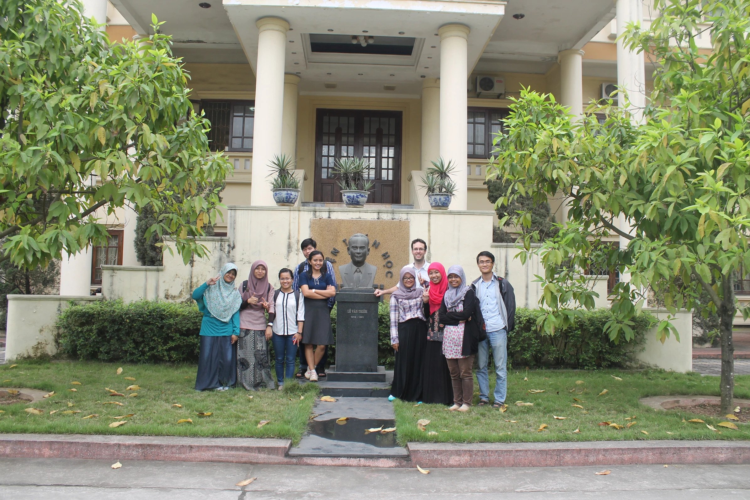 Ketika mengikuti summer school di Hanoi, bersama Dr. Christophe (di belakang kanan, baju putih)